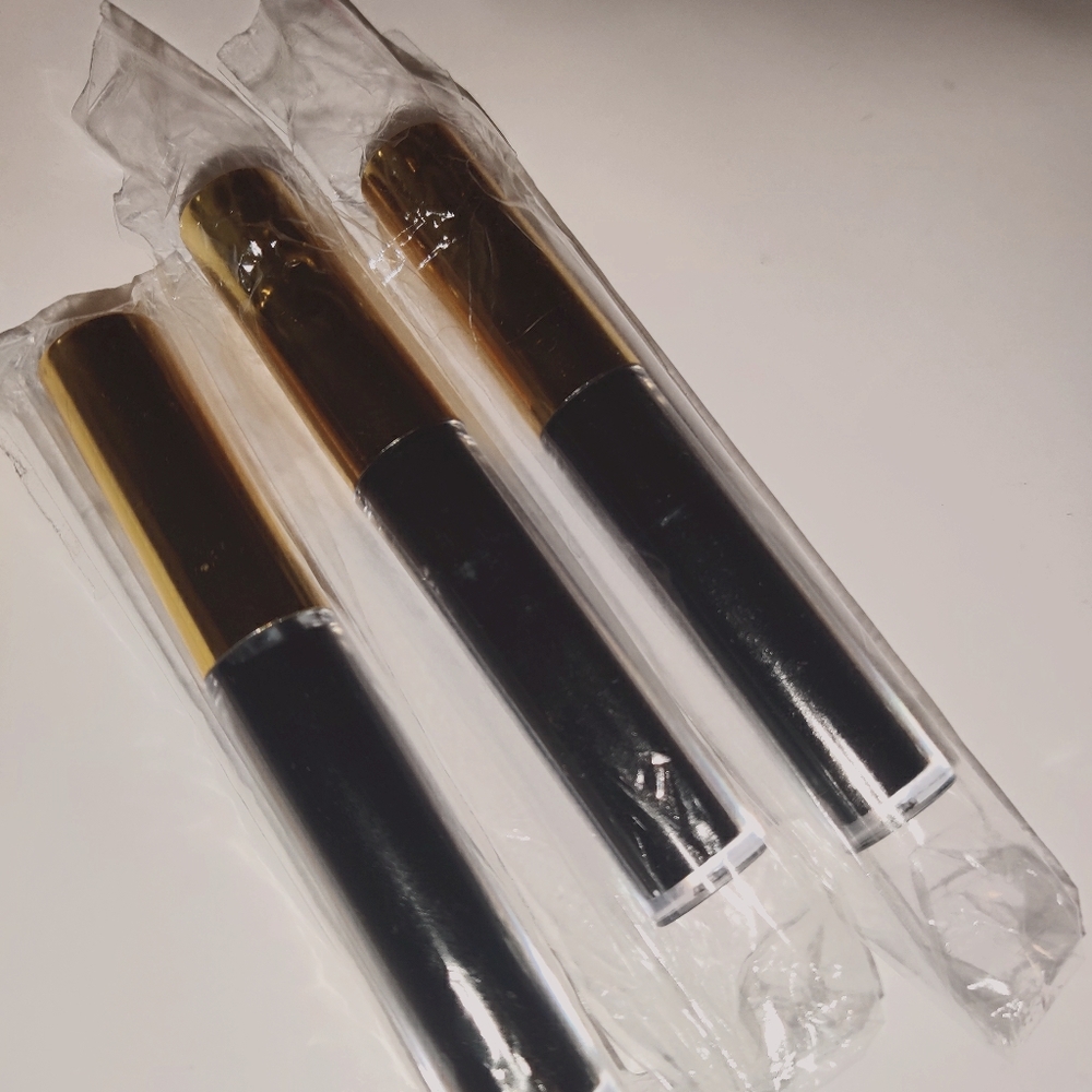 Black lipgloss